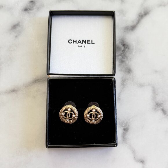✨ Chanel 2018 CC Gold-Tone Pearl Button Pierced Earrings A18V | Box - Picture 3 of 10